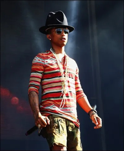 Pharrell peut porter des tenues de designers en concert aussi bien qu'...