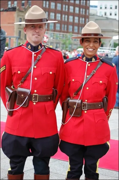 Son chapeau ressemble &agrave; ceux de la police...