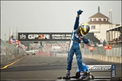 Avec ses résultats, dont celui-ci en 1993, un podium (3e) au G.P. de Trois-Rivières (son oncle ayant éclaté son moteur), dans la lignée des héros de sa famille (victoire de Gilles en 1976, de l'oncle Jacques en 1981, 89 et 91).
En tant que recrue de l'année en Atlantique, il s'ouvre grand la porte, pour les G.P. nord-américains.