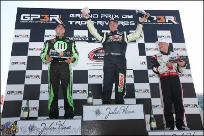 Il a aussi piloté dans l'excitante série américaine NASCAR, l'organisme qui gère les courses de stock-car. On est loin de la monoplace.