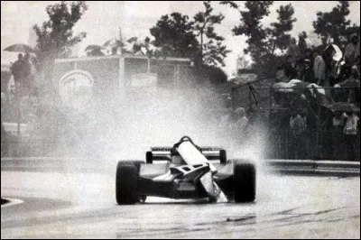 Gilles, c'était la bravoure et la témérité : 1981, son aileron se détache et lui bloque la vue. Se guidant des lignes blanches en bordure de piste, Villeneuve fait exprès pour rebondir sur les vibreurs, jusqu'à ce que l'aileron finisse par se détacher. Il va finir l'épreuve au troisième rang, sous une pluie battante et sans aileron avant.