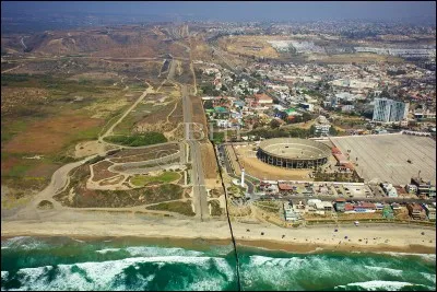 Quelle ville mexicaine est directement au sud de San Diego ?