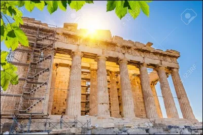 Athènes est surplombée par d'autres constructions anciennes telles que le temple à colonnes du Parthénon. Trouvez son pays !