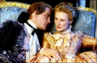 Le roman "Les Liaisons dangereuses" a été adapté deux fois à l'écran. Qui est l'auteur de ce classique de la littérature du XVIIIe siècle ?