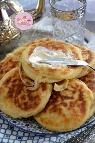 Où peut-on déguster un bouchiar melloui, une galette fine faite d'huile et de semoule, servie imbibée de beurre et de miel ?