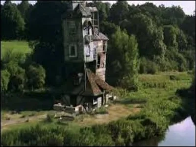 Comment s'appelle la résidence où vivent les Weasley ?