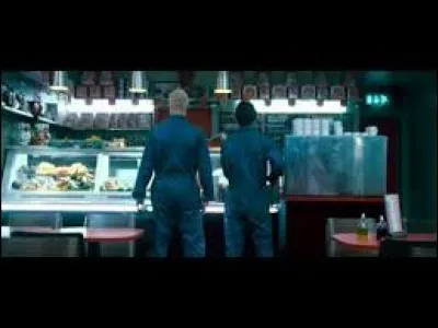 Quels Mangemorts attaquent le trio dans un café moldu dans le Tome 7 ?