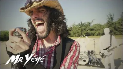 Quel est le nom de sa première vidéo postée sur sa chaîne ?