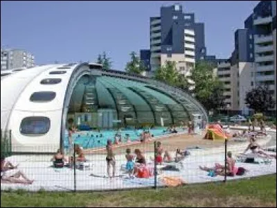 Je vous propose de vous détendre à la piscine municipale du Petit Quevilly. Ville normande de la métropole Rouennaise, elle se situe dans le département ...