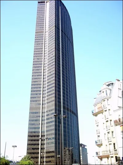 La tour Montparnasse est le plus haut gratte-ciel de cette ville.