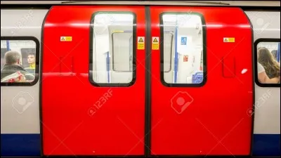 Quelle ligne de métro souterrain est de couleur bleu foncé ?
