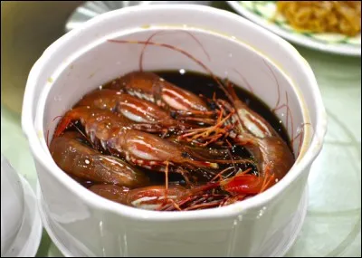 Tenez, belle-maman, voici une spécialité de "crevettes ivres", venue exprès de Chine, rien que pour vous tourner la tête ! De quoi s'agit-il ?