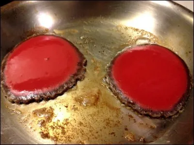 Passons à quelque chose de plus consistant, et rien de tel qu'une bonne crêpe de sang frais ! C'est dire que vous l'aimez, votre belle-mère, pour l'emmener jusqu'en .... déguster ce .... ! (Complétez !)