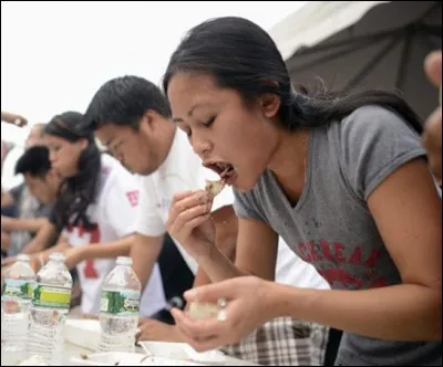 Ceci dit, comme vous avez le sens de la famille, pourquoi lui refuser ce voyage aux Philippines, pour apprécier ces "baluts" ? Mais que sont-ce ?