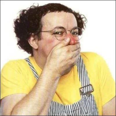 En 1975, il devient célèbre en parodiant un jeu télévisé dans l'un de ses sketchs :