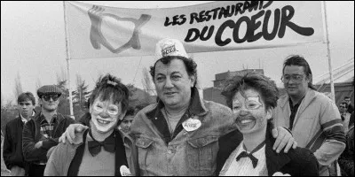 En quelle année fonde-t-il les Restos du Cur ?