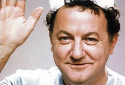 Quel vêtement peut-on facilement associer à Coluche ?