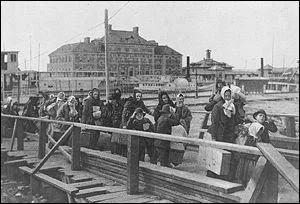 Sur quelle le de la baie de New-York arrivaient les immigrants au dbut du XXe sicle ?