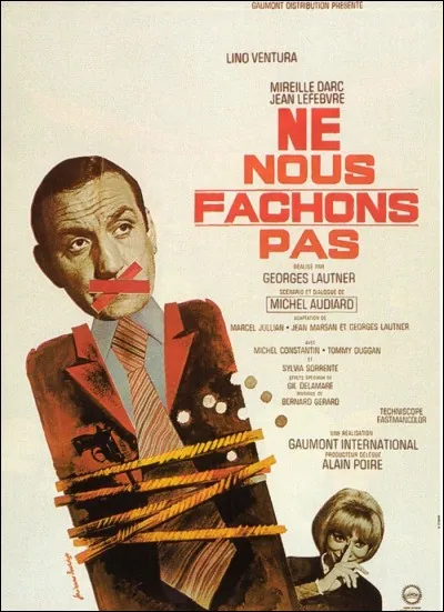 Avec quelle voiture Lino Ventura et Michel Constantin traversent-ils un village en fête dans le film ''Ne nous fâchons pas'' ?