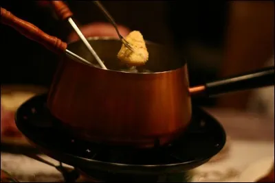 Quelle est cette fondue dans laquelle des morceaux de volaille sont trempés dans la panure puis dans l'huile ?