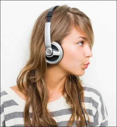 Tu es seul dans la rue, tu te balades en écoutant de la musique, et d'un coup, une personne t'aborde.