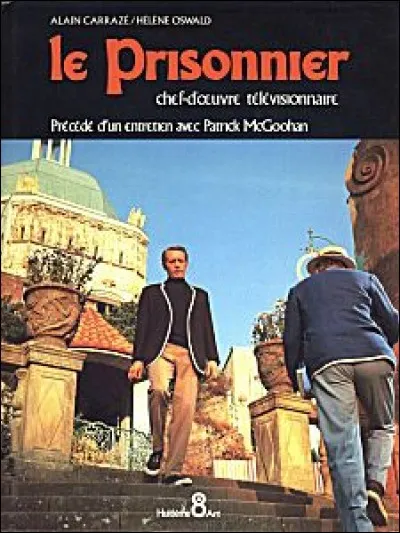 Quelles étaient les seules voitures présentes dans le village où était retenu le "prisonnier" ?