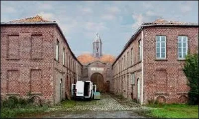 Je vous emmène dans les Hauts-de-France visiter le château des Frenelles, à Bouvignies. Commune de l'arrondissement de Douai, elle se situe dans le département ...