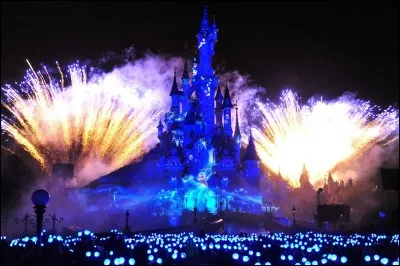 Comment s'appelle le spectacle nocturne présenté sur le château à l'occasion du 25e anniversaire de Disneyland Paris ?