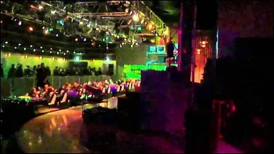 Quel groupe de rock joue dans ''Rock 'n' Roller Coaster'' ?