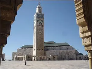 Dans quelle ville se trouve la mosque Hassan II, avec le plus haut minaret de l'Islam ?