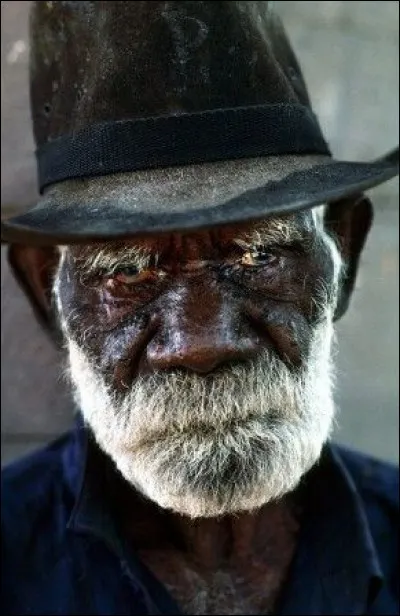 - L'animateur : « Eh bien Mamadou, je vous donne des noms de personnalités et vous allez me dire s'ils sont blancs ou noirs. »

- Mamadou : « D'accord »

- L'animateur : « Attention il faut être rapide : Michel Blanc. »

- Mamadou : « Blanc »

- L'animateur : « Bravo. Éric Blanc... »

- Mamadou :
