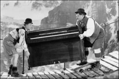 - Véronique : « Si, il m'a dit de dire Hardy. »

- L'animateur : « Mais non, c'était un exemple. Là c'était Roméo et Juliette. »

- Véronique : « Juliette ? »

- L'animateur : « Allez, Jacques Dutronc et Françoise ? »

Véronique :