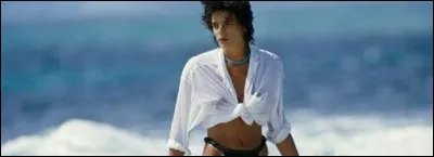 - L'animateur : « C'est avec la dernière question que l'on va savoir qui va gagner le n'golo... le gros lot. Je pense qu'il va s'agir d'une gagnante. Écoutez bien Véronique, la question est pour vous, qui a chanté »

- Véronique :