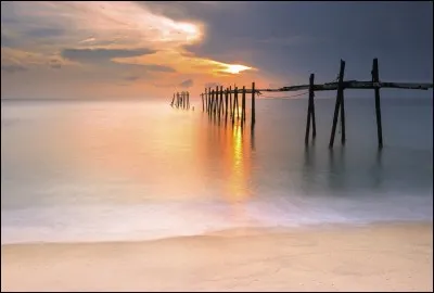 Où plane-t-il royalement ?