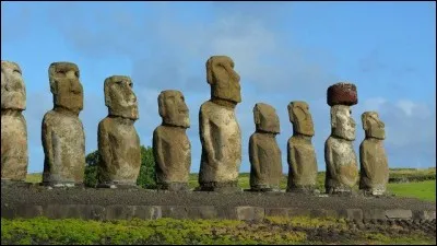 M - Les "moaïs" (en photo) représentent des statues géantes sur l'île de Tahiti.