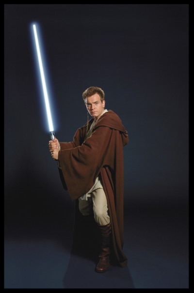 En famille : 
L'acteur qui joue Obi-Wan dans le 1 était le (réponse) de l'acteur qui joue Wedge Antilles des épisodes 4 à 6.