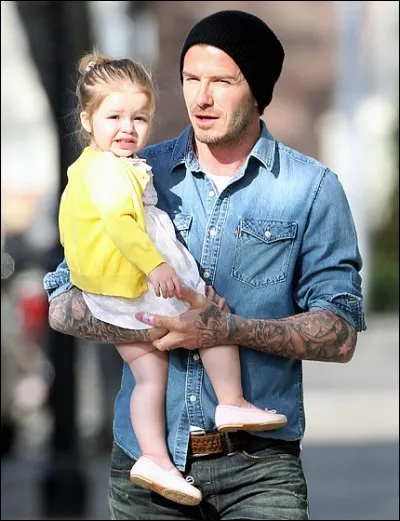 Je suis ici avec ma fille, Harper Seven, encore bébé. Si vous me reconnaissez, vous saurez quel est mon métier...