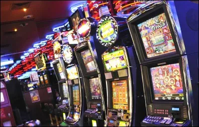 Quel surnom donne-t-on aux machines à sous ?
