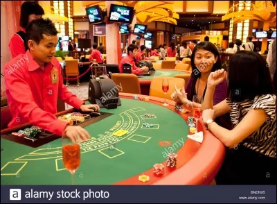 Avant de prononcer l'invitation "Faites vos jeux ! ", quelle petite formule le croupier prononce-t-il ?