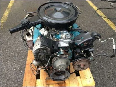 Une de ces 4 voitures n'est pas à sa place ici, laquelle ? Un indice : regardez ce qui est marqué sur la calandre de la MG.