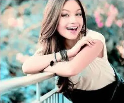 Où vivait-elle avant que ses parents adoptifs ne décident de suivre Sharon ?