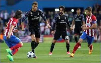 Avec quoi joue-t-on au football ?