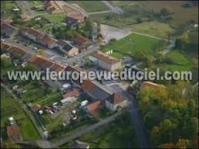 Nous prenons un peu de hauteur, avec ce survol de Hombourg-Budange. Commune de l'arrondissement de Thionville, dans la vall&eacute;e de la Canner, elle se situe dans le d&eacute;partement ...