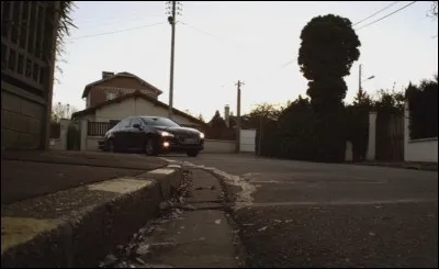 Dans "Blessures invisibles", Marquand et Max sortent de chez le suspect. Quel est le nom de la rue ?