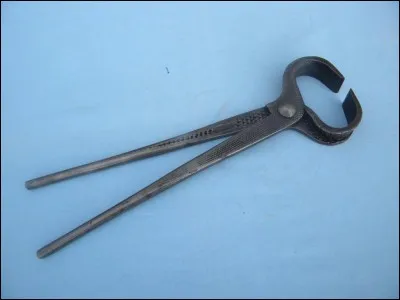 L'outil du maréchal-ferrant qui est sur l'image est ...