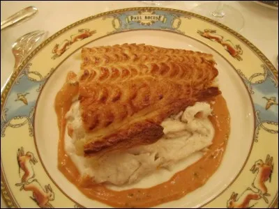 Voici son filet de loup en croûte. Quel nom porte la sauce qui l'accompagne, béarnaise dans laquelle on ajoute des tomates à l'étouffée en fin de préparation ?