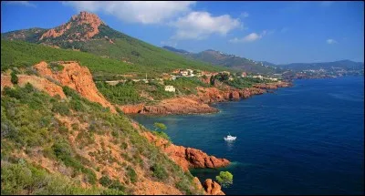 Quel massif montagneux situé au bord de la mer Méditerranée a pour point culminant, le mont Vinaigre (614 m) ?