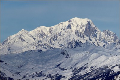 Le mont Blanc culmine à 4 809 mètres, dans l'un des départements français suivants.