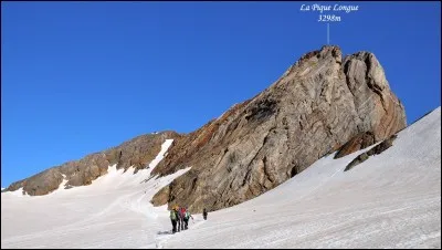 À quel massif montagneux appartient le Vignemale, dominant à 3 298 mètres ?