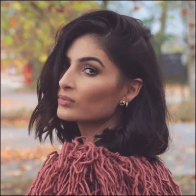 Youtubeuse belge, jolie, drôle, lifestyle... je l'adore !
Elle s'est fait beaucoup de couleurs et coupes, mais elle revient encore plus jolie...